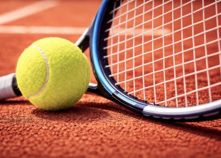 Piłka tenisowa na korcie ceglanym